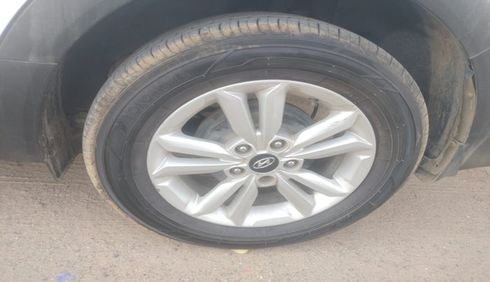 2016 Hyundai Creta SX PLUS 1.6 PETROL, Petrol, Manual, 1,17,739 km, tyre
