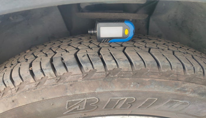 2017 Mahindra XUV500 W10, Diesel, Manual, 1,01,847 km, tyre