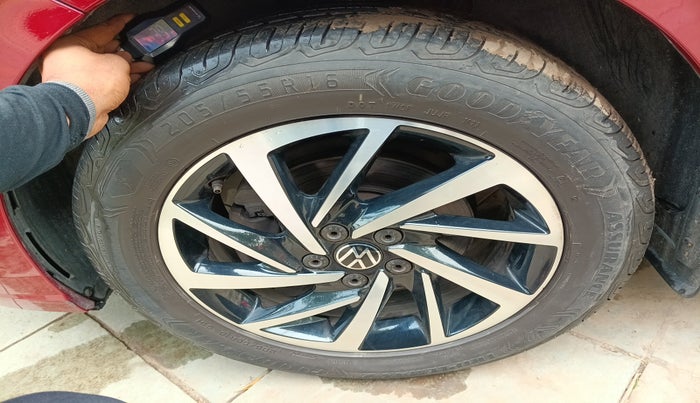 2022 Volkswagen VIRTUS TOPLINE TSI 1.0 AT, Petrol, Automatic, 28,361 km, tyre