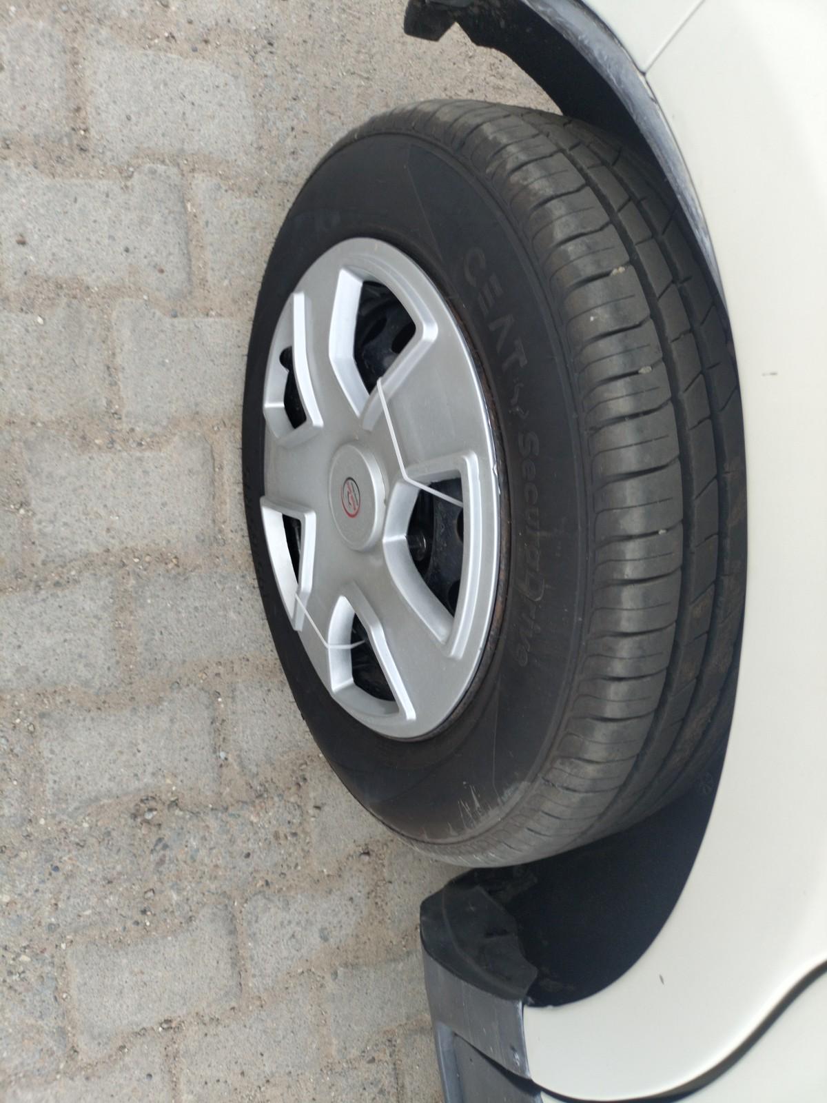 2019 Ford Ecosport AMBIENTE 1.5L DIESEL, Diesel, Manual, 1,31,786 km, tyre