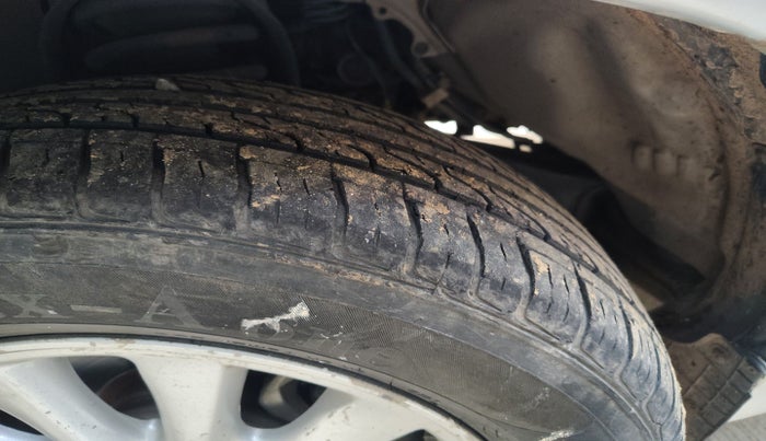 2014 Toyota Innova 2.5 VX 7 STR, Diesel, Manual, 1,03,554 km, tyre