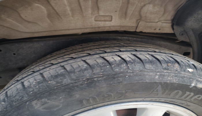 2014 Toyota Innova 2.5 VX 7 STR, Diesel, Manual, 1,03,554 km, tyre