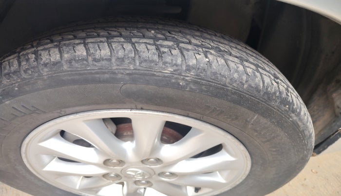 2014 Toyota Innova 2.5 VX 7 STR, Diesel, Manual, 1,03,554 km, tyre