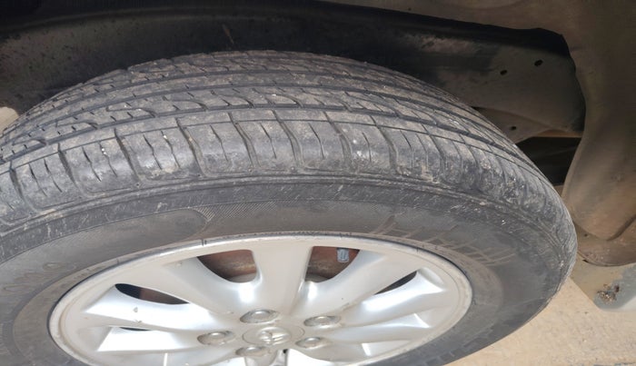 2014 Toyota Innova 2.5 VX 7 STR, Diesel, Manual, 1,03,554 km, tyre