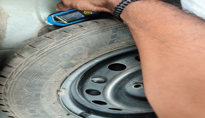 2014 Toyota Etios Liva G, Petrol, Manual, 12,492 km, tyre