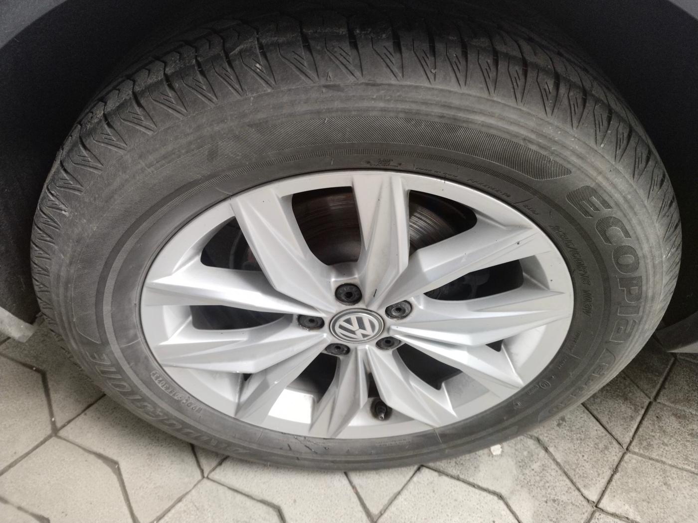 2017 Volkswagen TIGUAN HIGHLINE TDI AT, Diesel, Automatic, 1,55,308 km, tyre