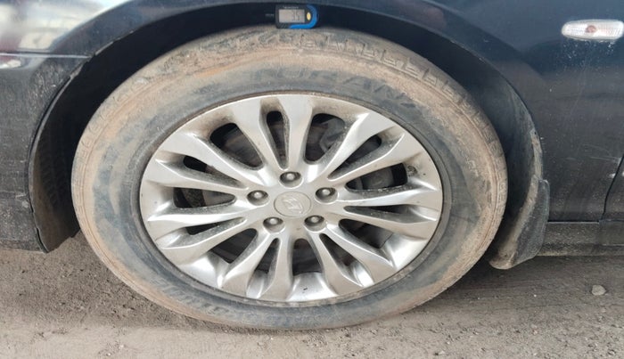 2010 Hyundai GRANDEUR V6 AT, Petrol, Automatic, 1,17,189 km, tyre