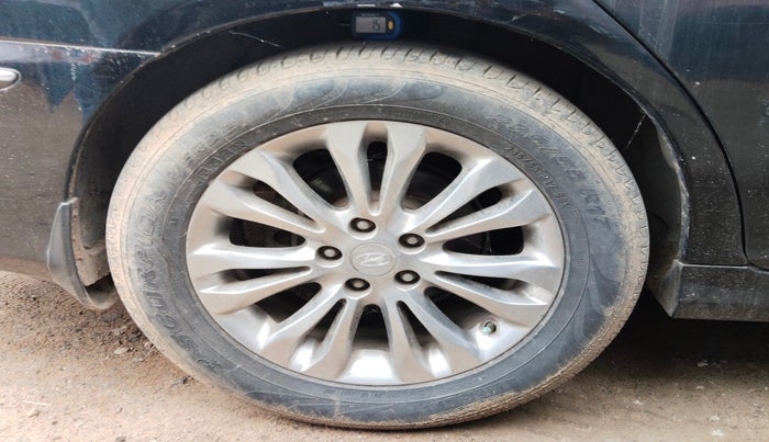 2010 Hyundai GRANDEUR V6 AT, Petrol, Automatic, 1,17,189 km, tyre