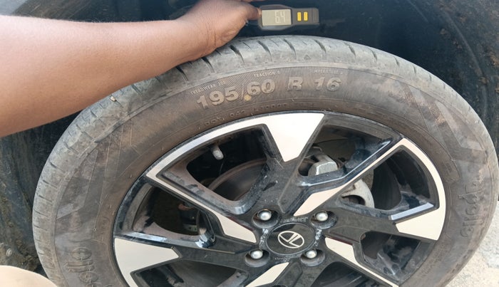 2024 Tata PUNCH CREATIVE  1.2 RTN DUAL TONE, Petrol, Manual, 3,713 km, tyre