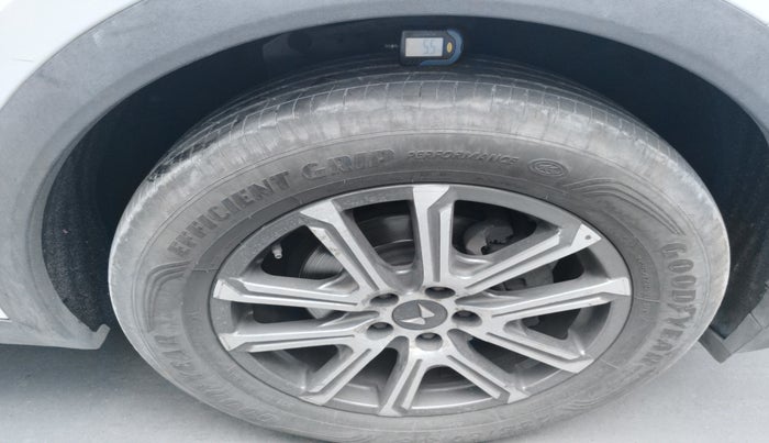 2021 Mahindra XUV700 AX 7 LUXURY P AT 7 STR, Petrol, Automatic, 47,718 km, tyre