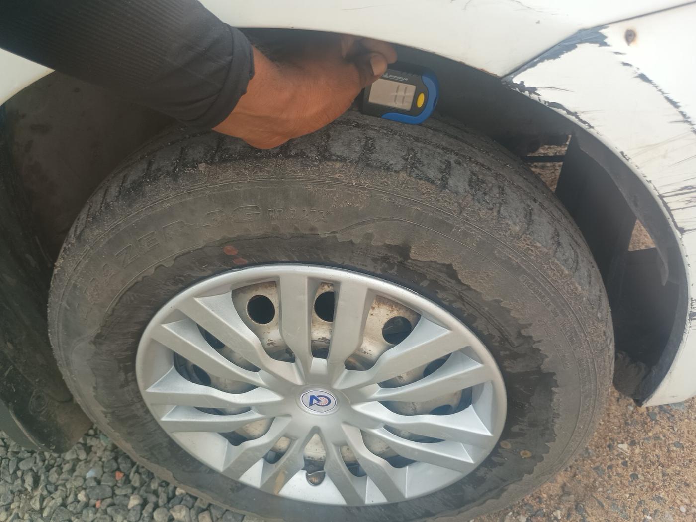 2012 Maruti Swift Dzire LXI, Petrol, Manual, 1,44,106 km, tyre