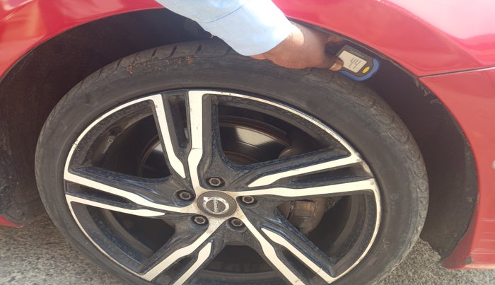 2017 Volvo V 40 D3 R design, Diesel, Automatic, 56,611 km, tyre