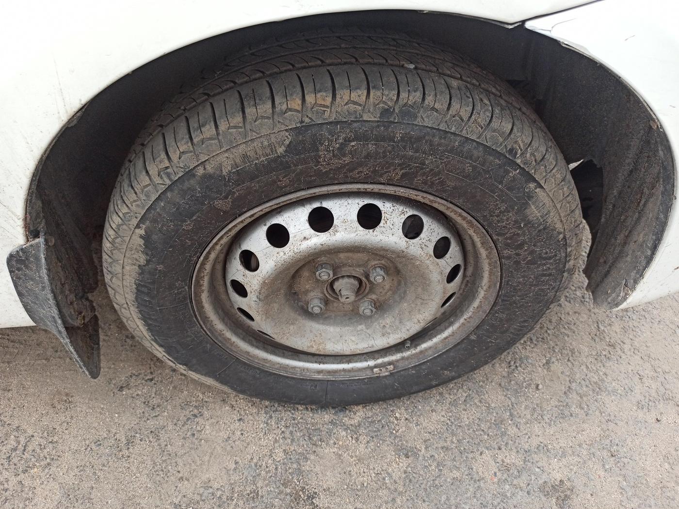 2012 Toyota Etios Liva GD, Diesel, Manual, 2,06,697 km, tyre