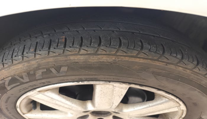 2011 Volkswagen Vento HIGHLINE DIESEL 1.6, Diesel, Manual, 1,62,945 km, tyre