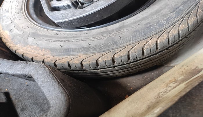 2011 Volkswagen Vento HIGHLINE DIESEL 1.6, Diesel, Manual, 1,62,945 km, tyre