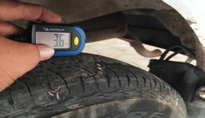 2015 Maruti Eeco 7 STR, Petrol, Manual, 2,12,431 km, tyre