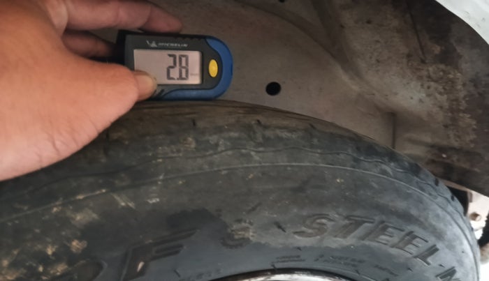 2015 Maruti Eeco 7 STR, Petrol, Manual, 2,12,431 km, tyre