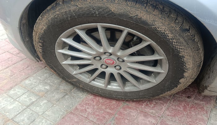 2013 Jaguar XF 2.2 DIESEL LUXURY, Diesel, Automatic, 1,15,000 km, tyre