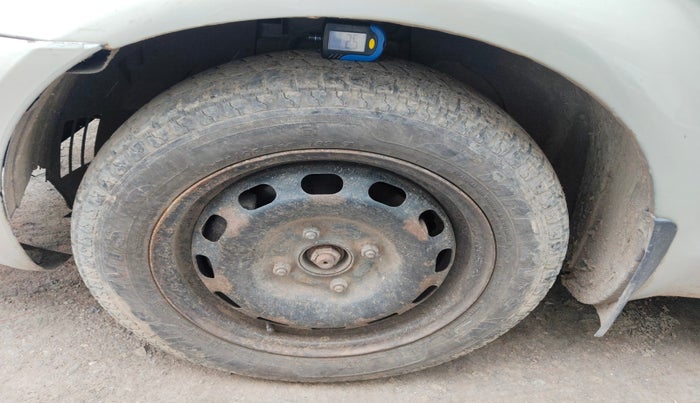 2010 Ford Fiesta ZXI 1.4 DIESEL, Diesel, Manual, 2,32,064 km, tyre