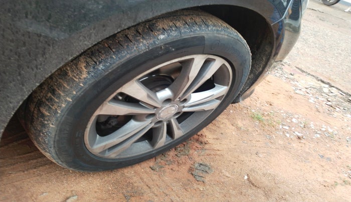 2015 Mercedes Benz E Class E250 CDI, Diesel, Automatic, 1,17,097 km, tyre