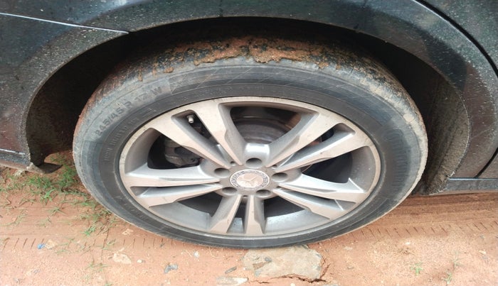 2015 Mercedes Benz E Class E250 CDI, Diesel, Automatic, 1,17,097 km, tyre