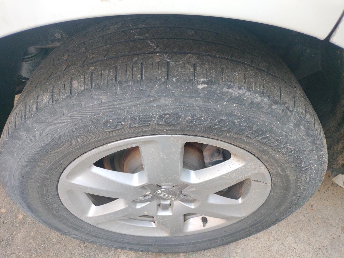 2010 Audi Q7 3.0 TDI QUATTRO, Diesel, Automatic, 1,38,171 km, tyre