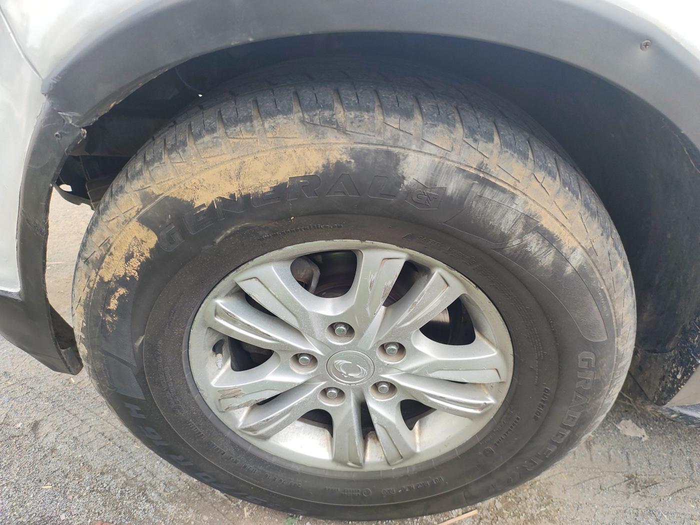 2013 Ssangyong Rexton RX7, Diesel, Automatic, 1,67,038 km, tyre