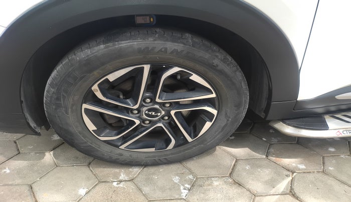 2022 KIA CARENS LUXURY PLUS 1.4 PETROL DCT 7 STR, Petrol, Automatic, 34,336 km, tyre