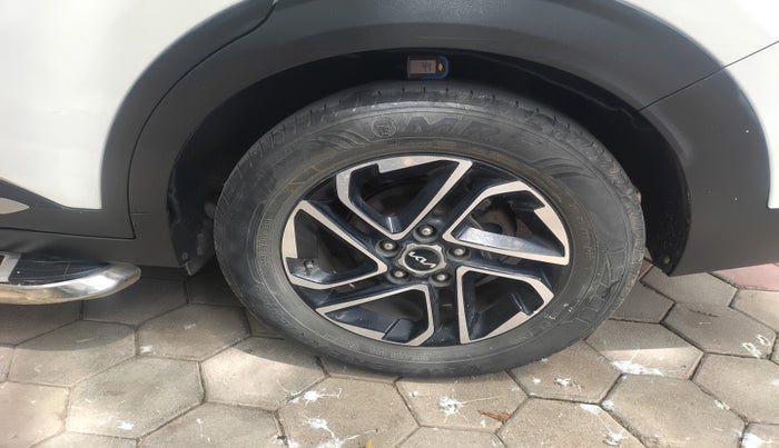 2022 KIA CARENS LUXURY PLUS 1.4 PETROL DCT 7 STR, Petrol, Automatic, 34,336 km, tyre