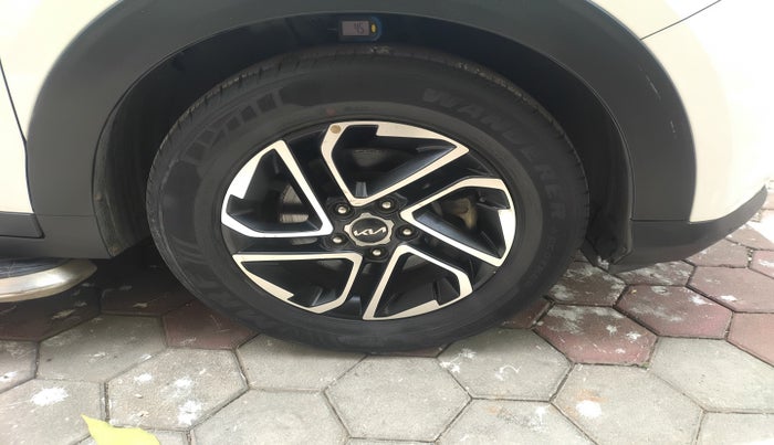 2022 KIA CARENS LUXURY PLUS 1.4 PETROL DCT 7 STR, Petrol, Automatic, 34,336 km, tyre