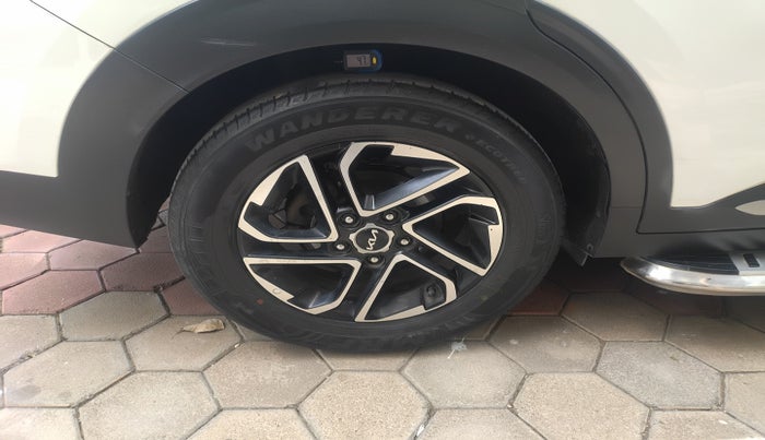 2022 KIA CARENS LUXURY PLUS 1.4 PETROL DCT 7 STR, Petrol, Automatic, 34,336 km, tyre