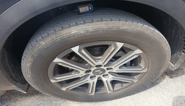 2023 Mahindra XUV700 AX 7 LUXURY P AT 7 STR, Petrol, Automatic, 39,038 km, tyre