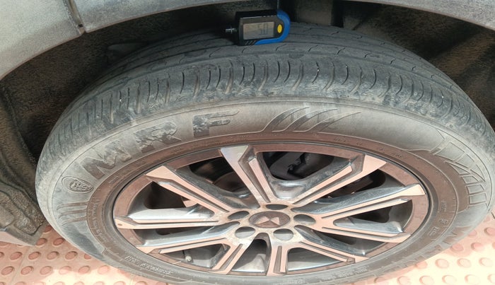 2021 Mahindra XUV700 AX 7 P AT 7 STR, Petrol, Automatic, 34,963 km, tyre