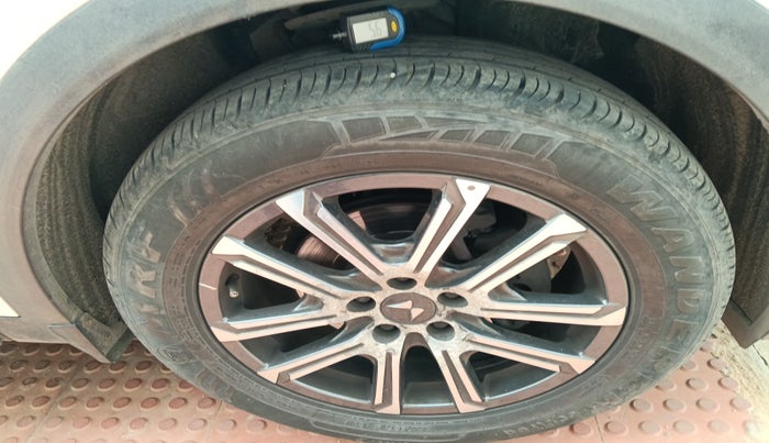2021 Mahindra XUV700 AX 7 P AT 7 STR, Petrol, Automatic, 34,963 km, tyre