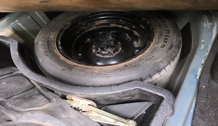 2013 Volkswagen Vento COMFORTLINE DIESEL 1.6, Diesel, Manual, 55,497 km, tyre