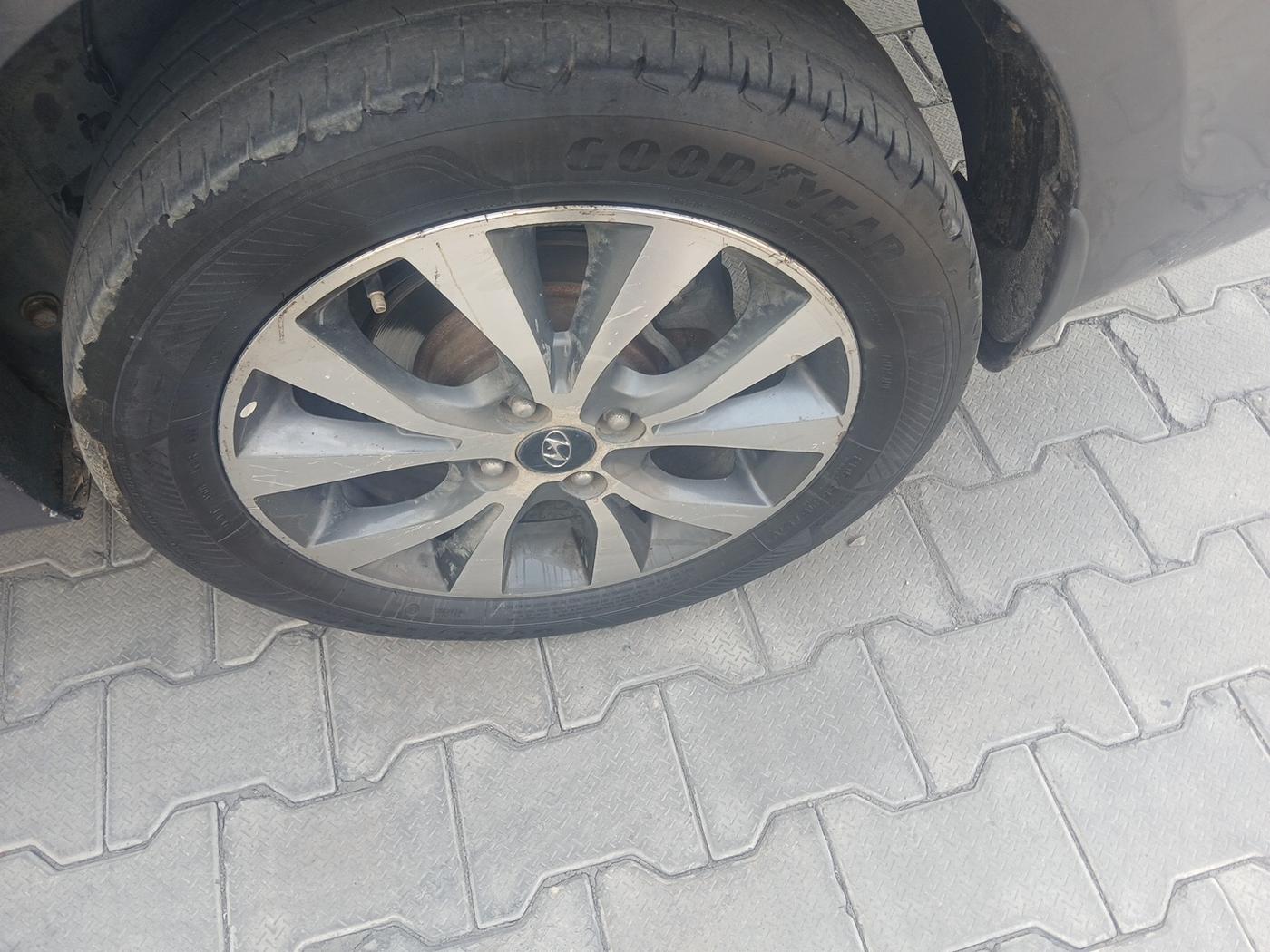 2013 Hyundai Verna FLUIDIC 1.6 CRDI SX, Diesel, Manual, 1,08,018 km, tyre