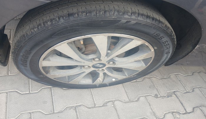 2013 Hyundai Verna FLUIDIC 1.6 CRDI SX, Diesel, Manual, 1,08,018 km, tyre