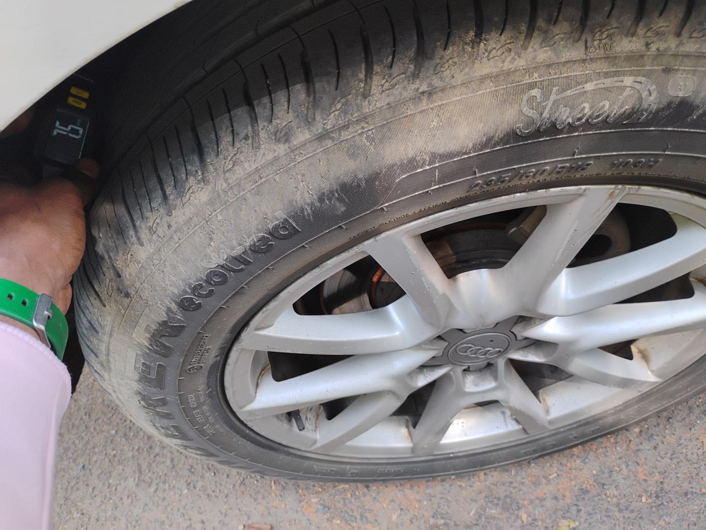 2013 Audi Q5 2.0 TDI QUATTRO, Diesel, Automatic, 1,40,731 km, tyre