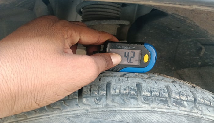 2016 Renault Kwid RXT 1.0 AMT, Petrol, Automatic, 81,938 km, tyre