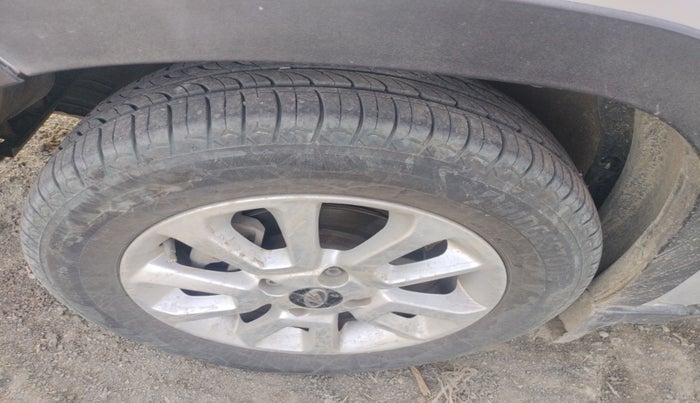 2017 Mahindra Kuv100 K8 6 STR, Petrol, Manual, 43,699 km, tyre