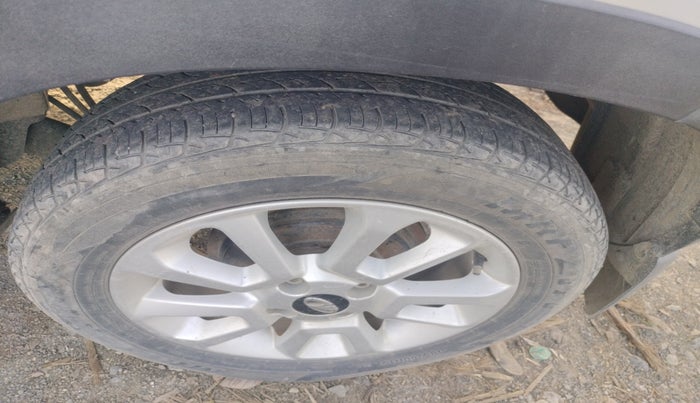 2017 Mahindra Kuv100 K8 6 STR, Petrol, Manual, 43,699 km, tyre