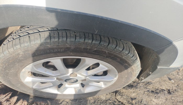 2017 Mahindra Kuv100 K8 6 STR, Petrol, Manual, 43,699 km, tyre