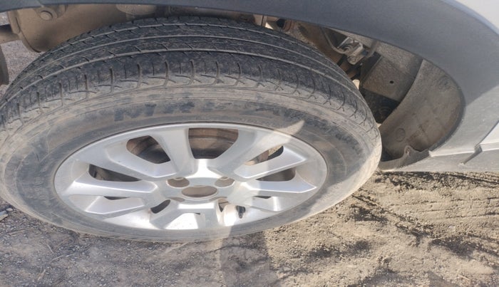 2017 Mahindra Kuv100 K8 6 STR, Petrol, Manual, 43,699 km, tyre