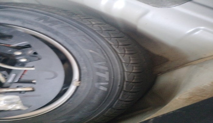 2017 Mahindra Kuv100 K8 6 STR, Petrol, Manual, 43,699 km, tyre