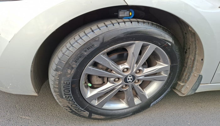 2016 Hyundai New Elantra 2.0 SX(O) AT PETROL, Petrol, Automatic, 51,989 km, tyre
