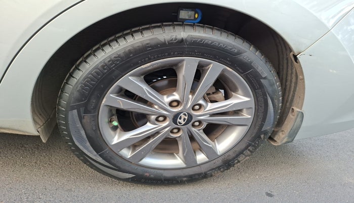 2016 Hyundai New Elantra 2.0 SX(O) AT PETROL, Petrol, Automatic, 51,989 km, tyre