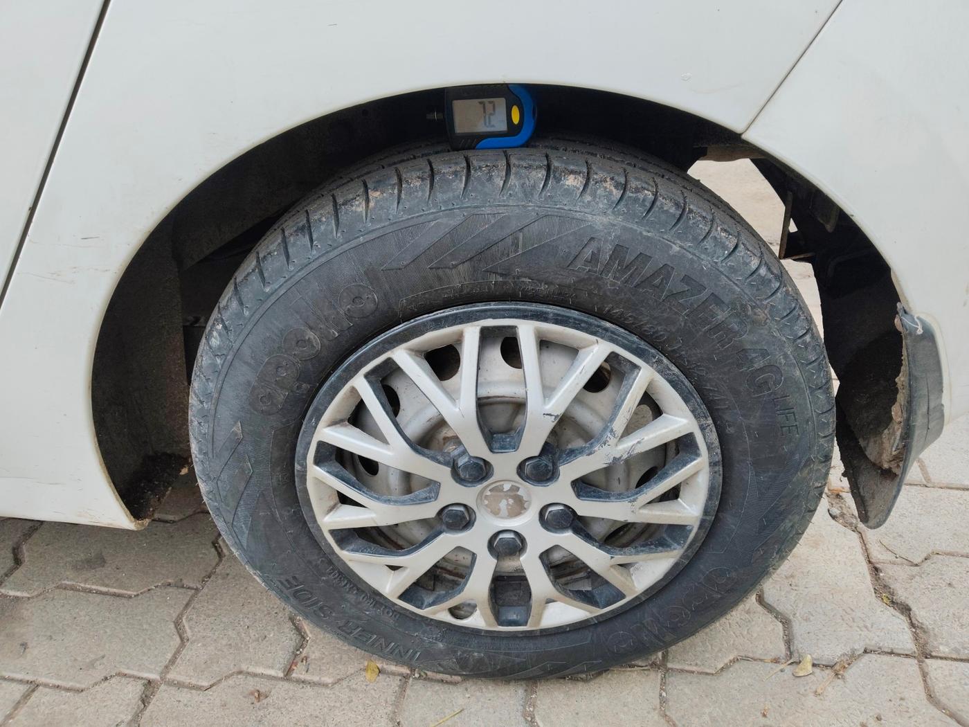 2015 Hyundai Eon ERA +, Petrol, Manual, 73,630 km, tyre