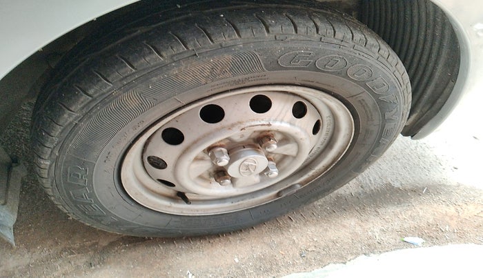 2012 Hyundai Eon ERA +, Petrol, Manual, 76,745 km, tyre