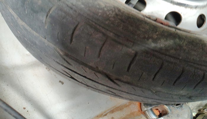 2012 Hyundai Eon ERA +, Petrol, Manual, 76,745 km, tyre