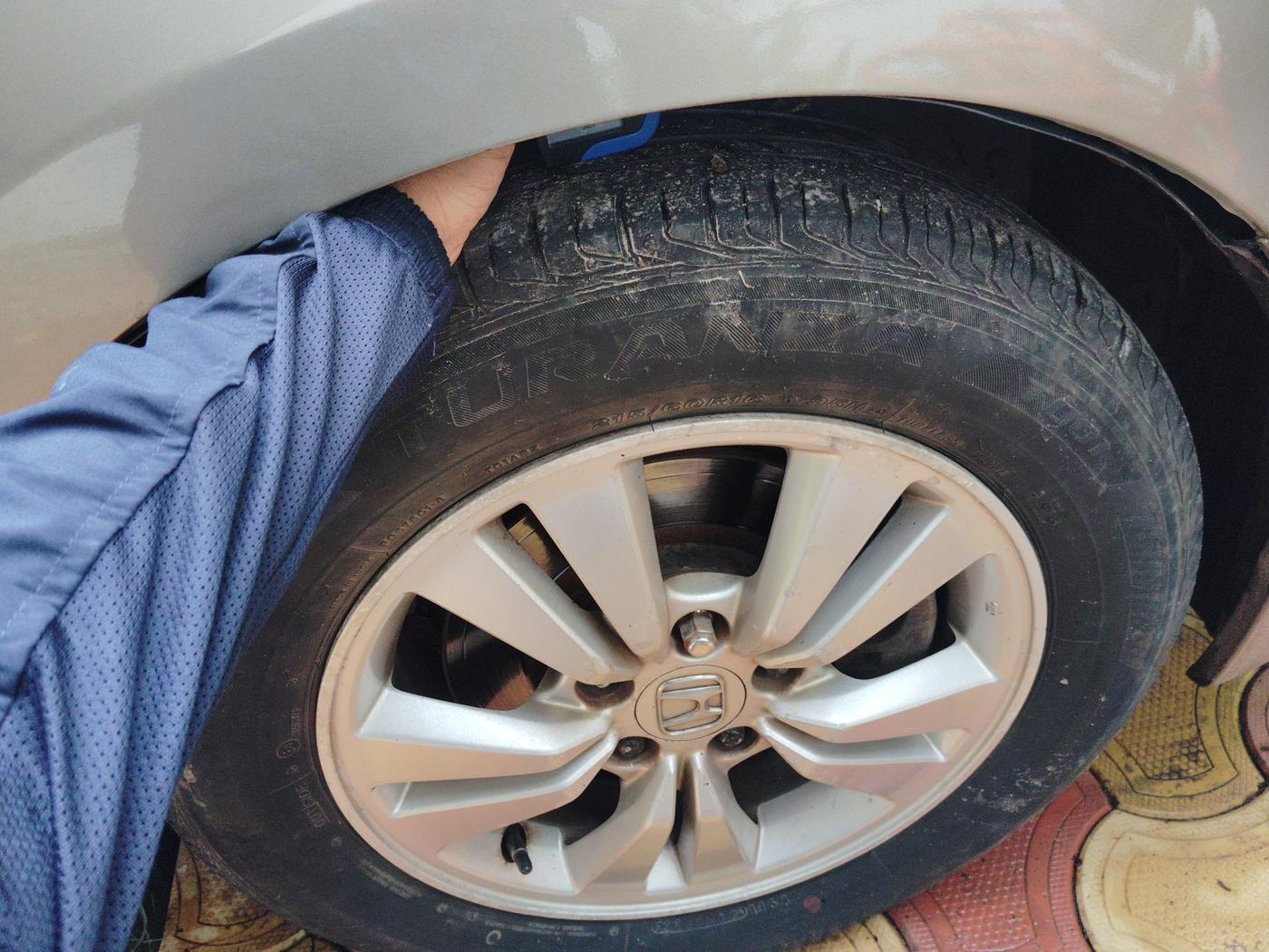 2008 Honda Accord 2.4L I-VTEC AT, Petrol, Automatic, 1,25,270 km, tyre